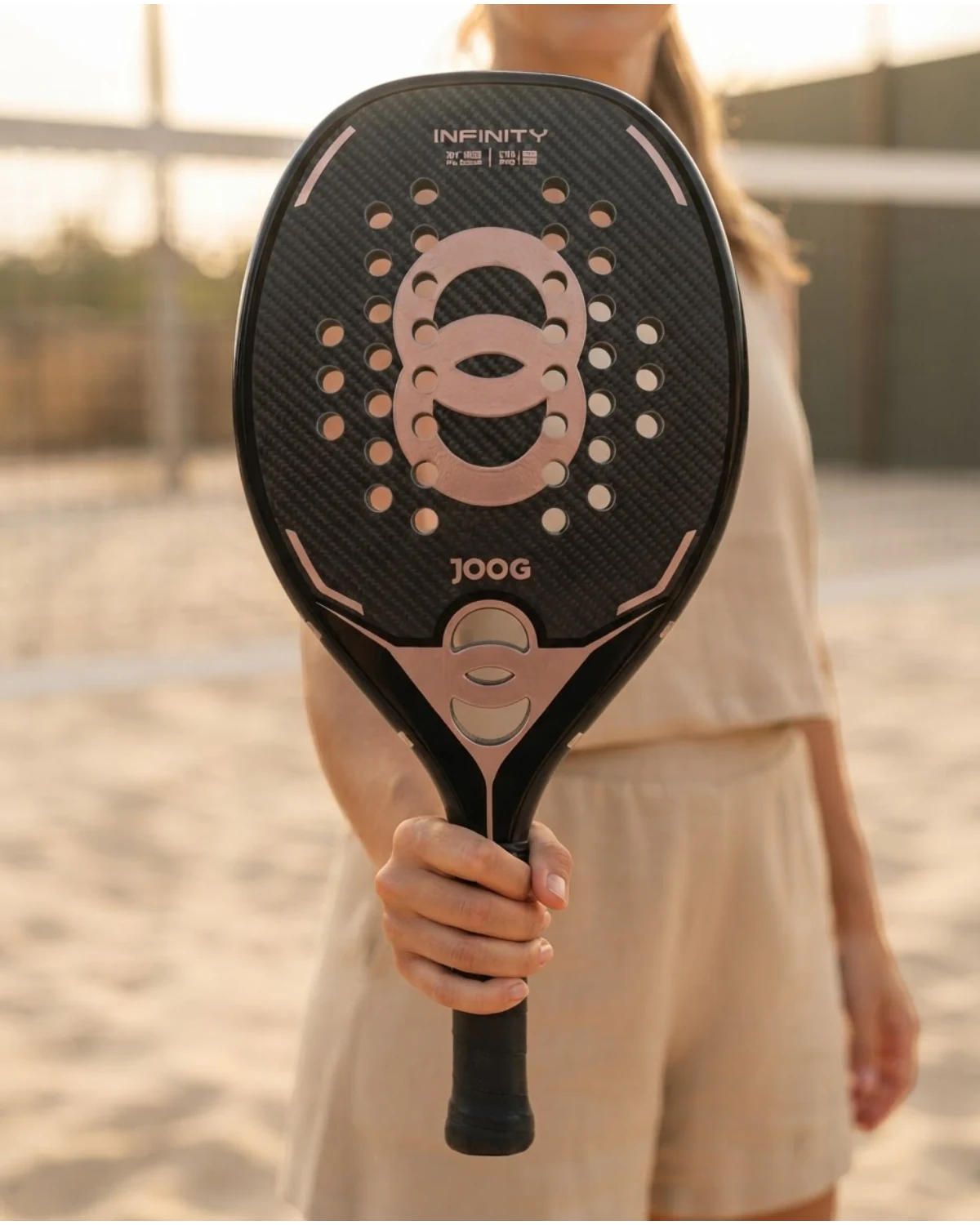 Raquete Beach Tennis Joog Infinity 3K Pro Preto e Rosa Dourado · ambientação ilustrativa na quadra