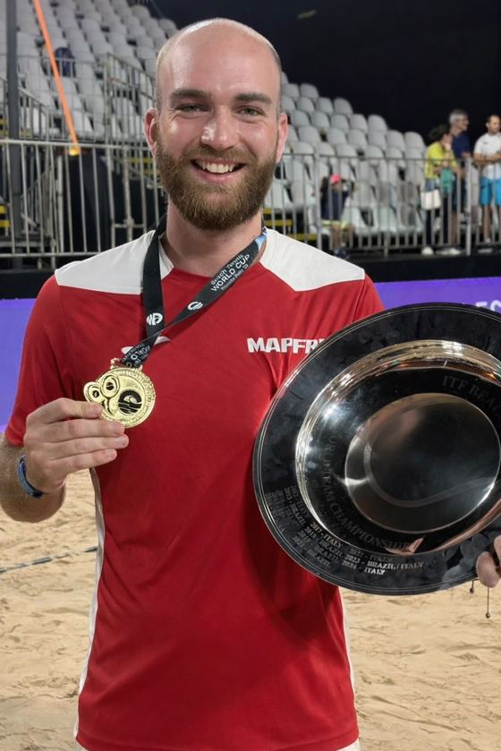 Alfredo Elias com a medalha e o troféu de campeão da World Cup 2025
